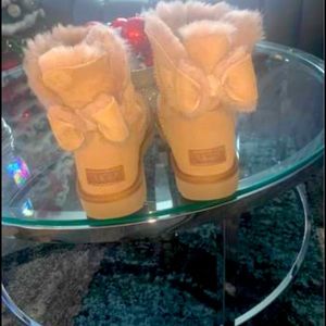 NIB Naveah Ugg Boots with bow detail on back